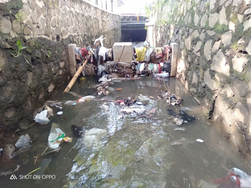 Ijin melaporkan,<br />
Giat petugas gorong gorong membersihkan sungai yang terhambat tumpukan sampah, sebagai upaya menciptakan saluran air bebas sampah.<br />
Selasa, 05/12/2023